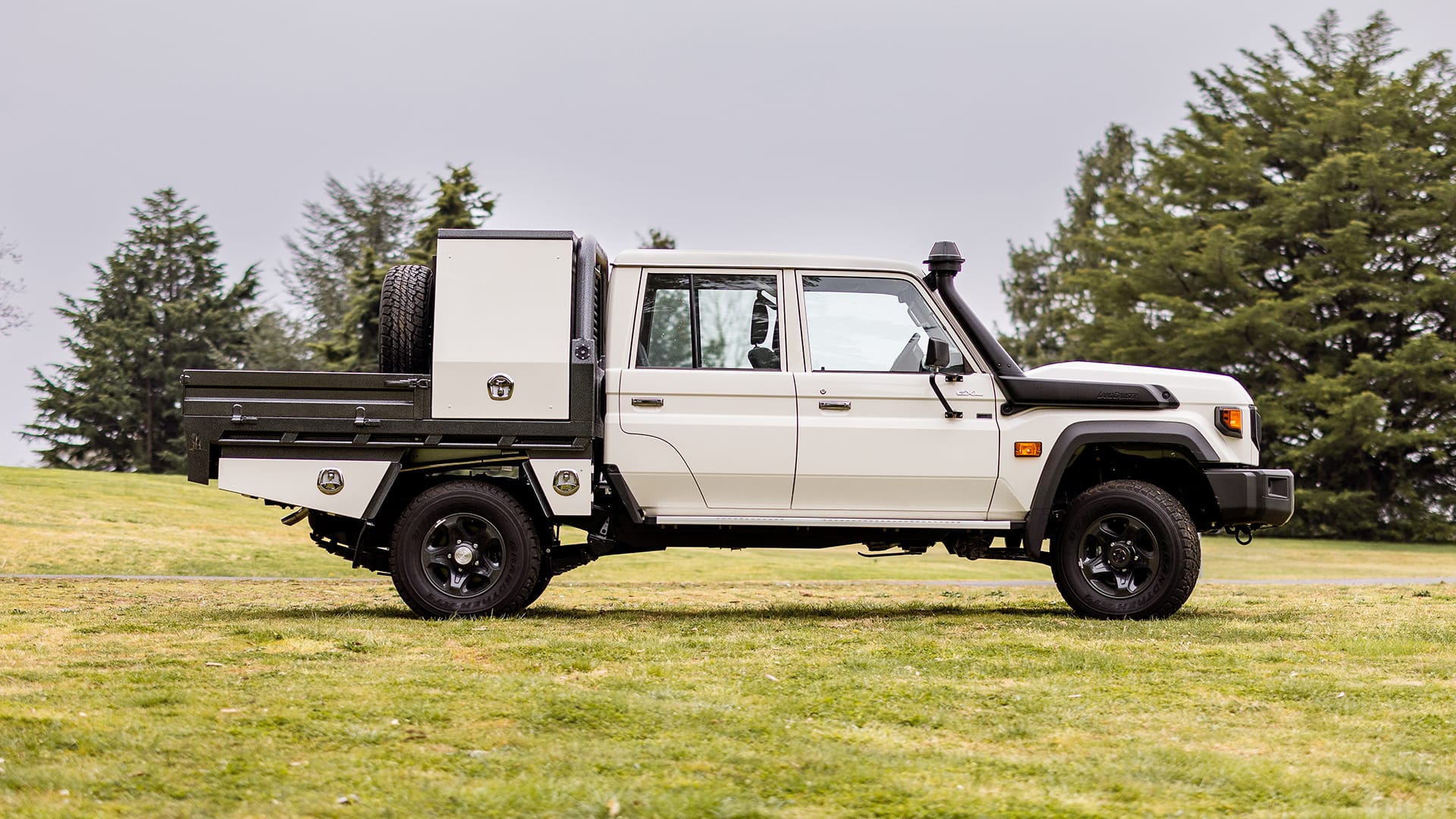 45. 79 Series Landcruiser Premium Aluminium Tray & Canopy-2